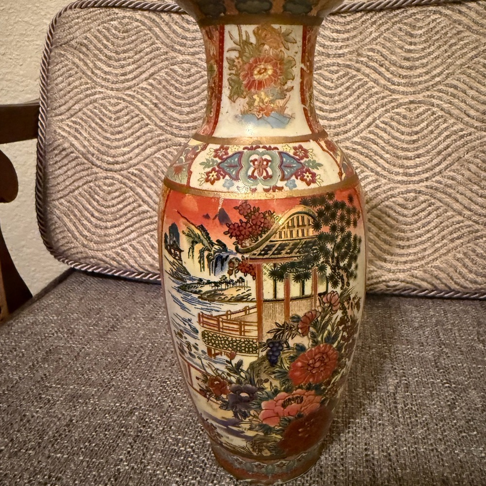 Elegant Chinese Royal Satsuma fine detailing : gold Decorative Vase. 10 inches